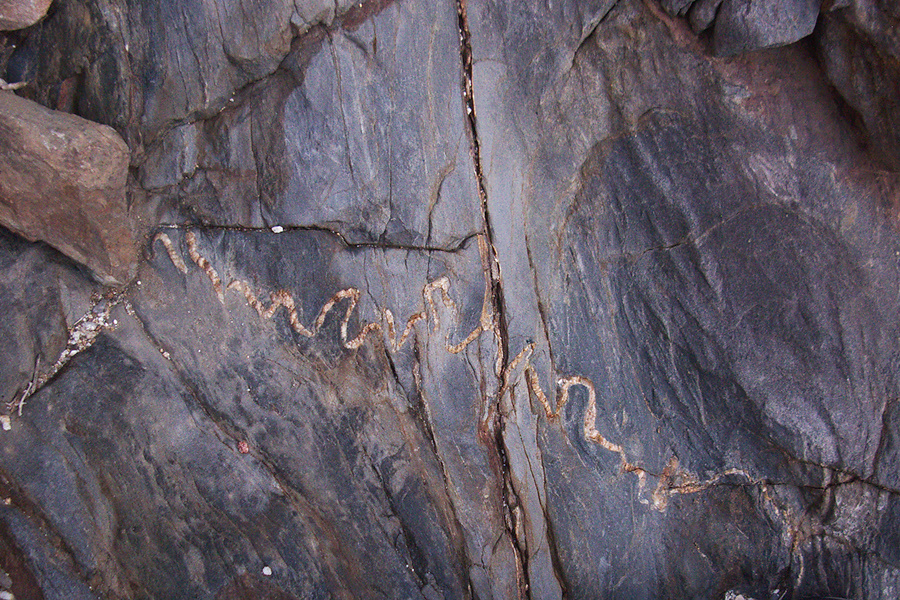 curly-banding-in-rocks-Rainbow-Canyon-2012-02-18-IMG 0554