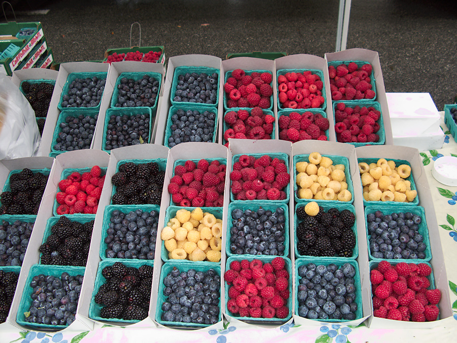 raspberries-many-colors-Santa-Monica-farmers-market-2010-12-29-IMG 6835