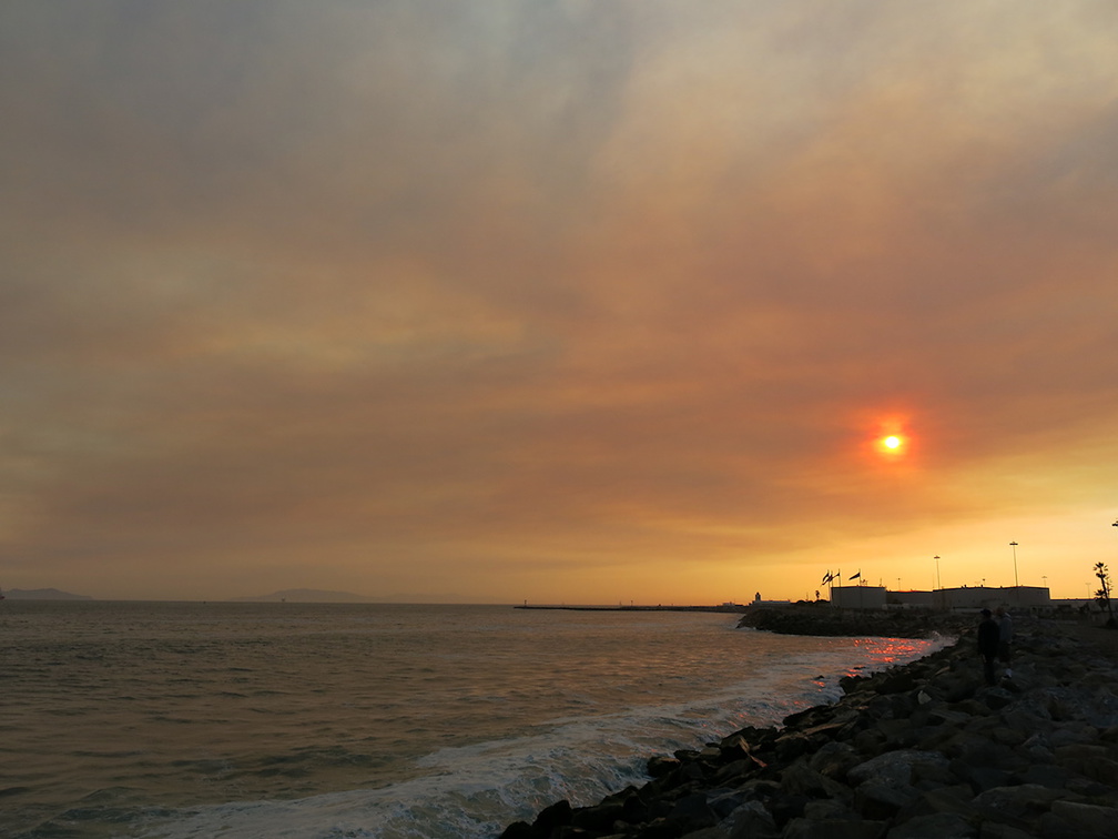 2013-05-03-Day2-Springs-Fire-smoke-and-ash-at-Port-Hueneme-beach-IMG 0689
