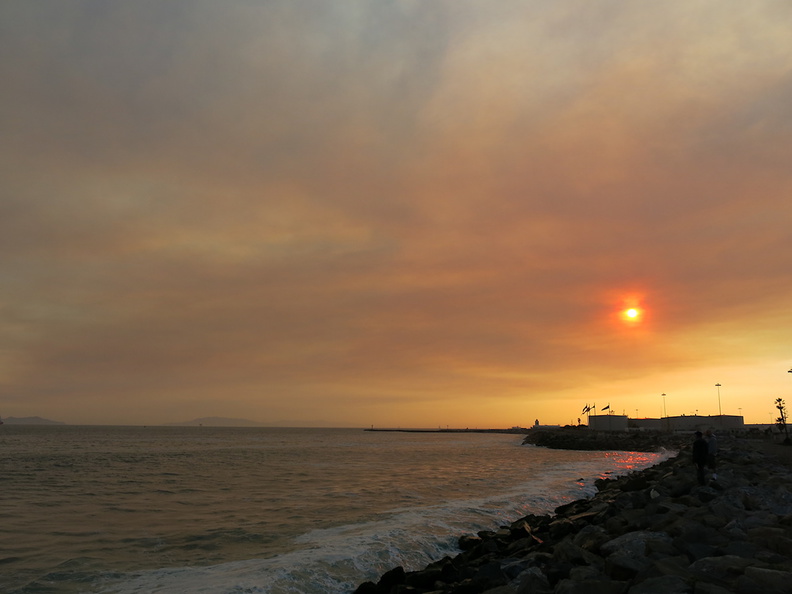 2013-05-03-Day2-Springs-Fire-smoke-and-ash-at-Port-Hueneme-beach-IMG_0689.jpg