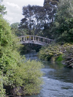 bridge-over-Waitahanui-River-2015-10-28-IMG 6113