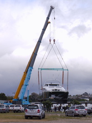 lowering-yacht-to-water-Port-Sulphur-marina-Tauranga-2015-10-13-IMG 5713