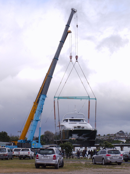 lowering-yacht-to-water-Port-Sulphur-marina-Tauranga-2015-10-13-IMG_5713.jpg