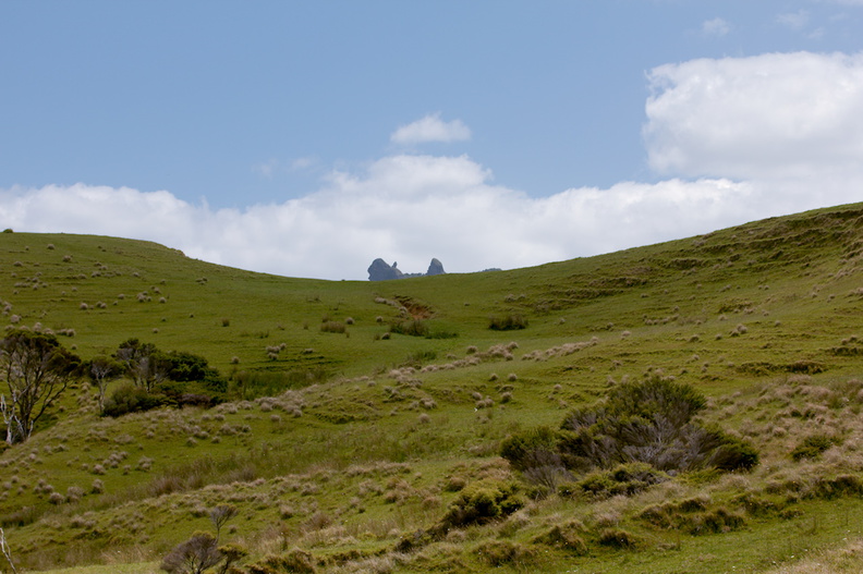 Whangarei-Heads-volcanic-ridge-appearing-over-saddle-at-Smugglers-Cove-2015-11-23-IMG_2728.jpg